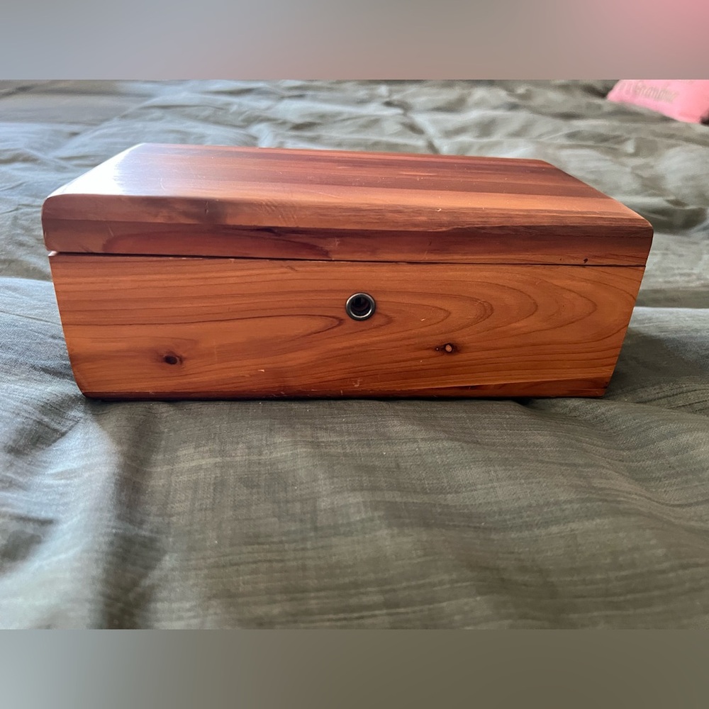 Rustic cedar Lane Chest replica with Lock but missing key